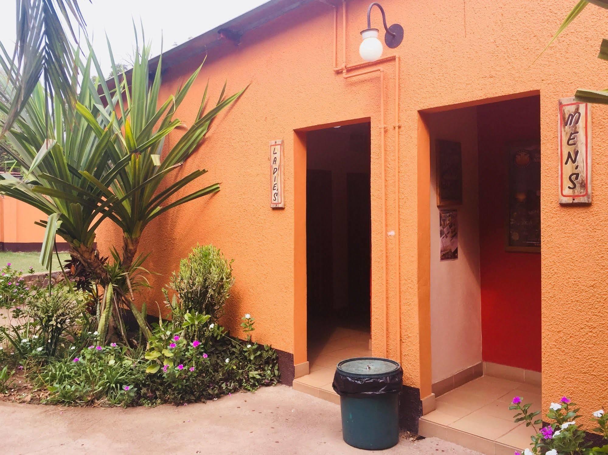 Jollyboys Backpackers Hostel ลิฟวิงสโตน ภายนอก รูปภาพ