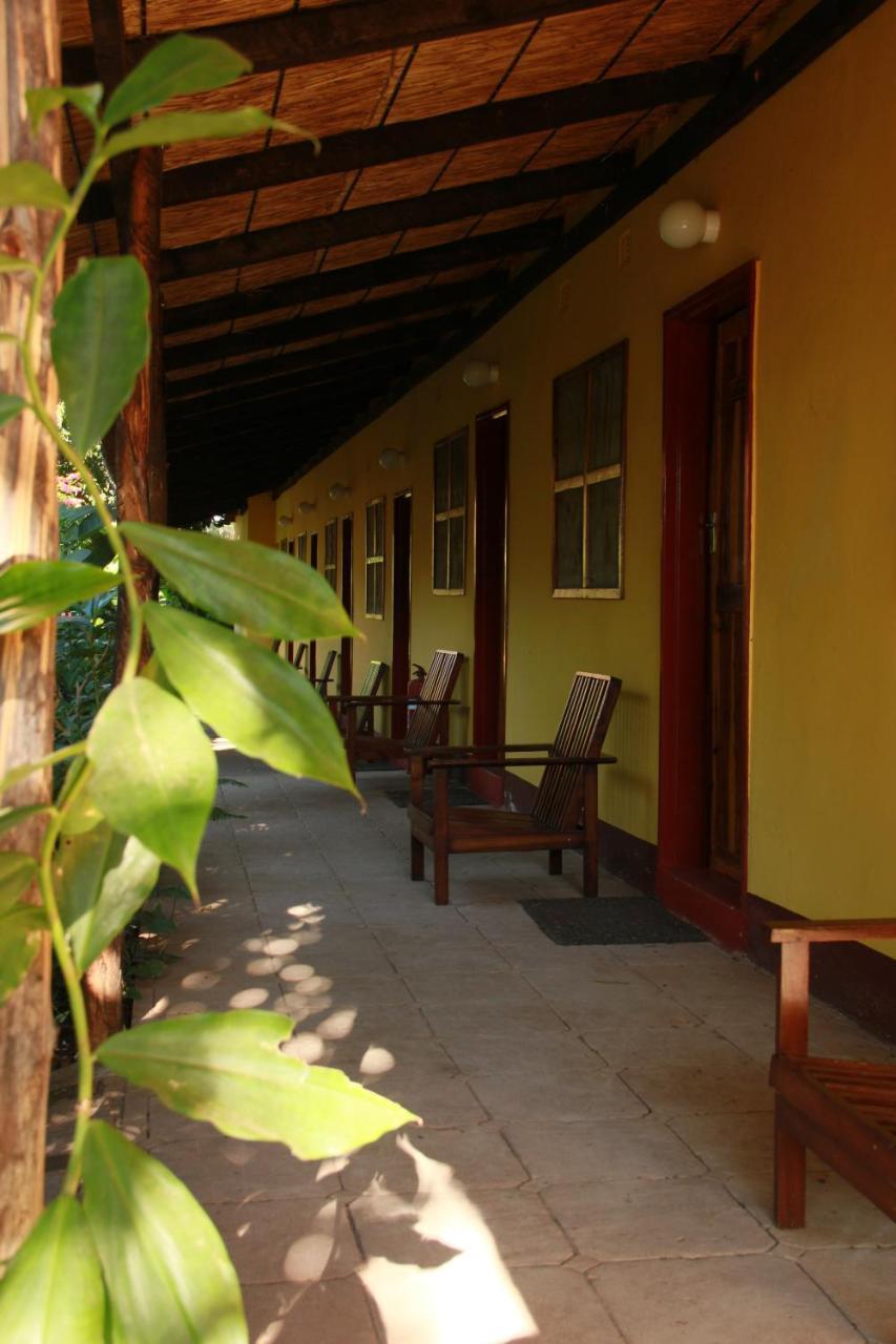 Jollyboys Backpackers Hostel ลิฟวิงสโตน ภายนอก รูปภาพ