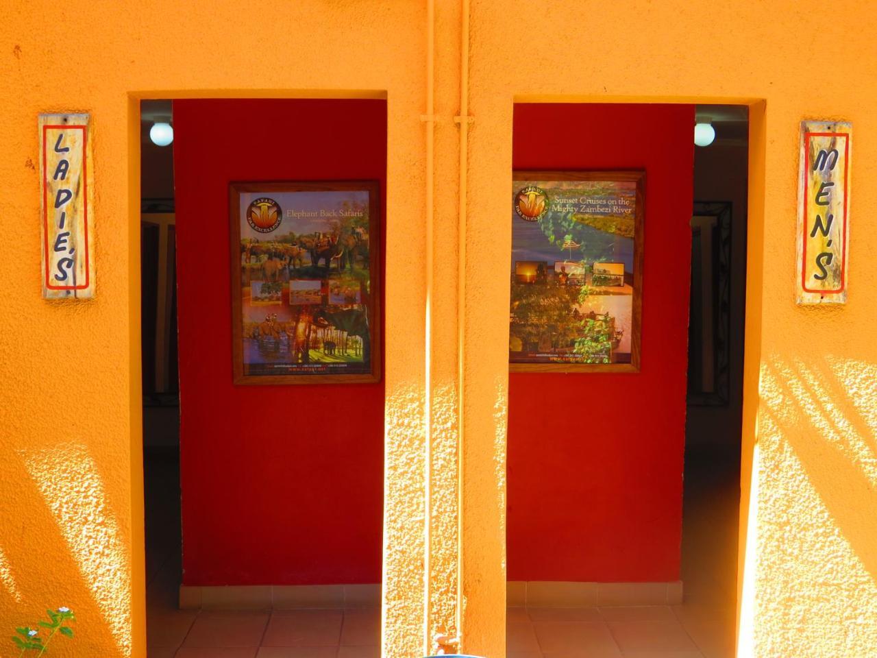 Jollyboys Backpackers Hostel ลิฟวิงสโตน ภายนอก รูปภาพ